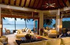 Hotel: Strandhotel eingebettet in einer tropischen Gartenanlage.