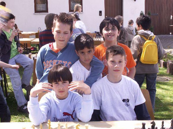 Vor dem direkten Aufeinandertreffen in der letzten Runde gewannen beide Mannschaften souverän alle Spiele.