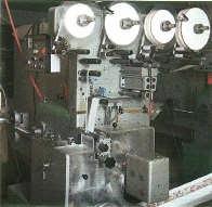 Im Prägeautomat erhält das Bonbon seine Form und Grösse. Die meisten Bonbons müssen vor dem Wickeln und dem Verpacken in einem Kühlkanal ausgekühlt werden.
