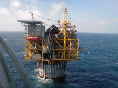 Ölförderplattformen im Golf von Mexico nach dem Sturm Ivan 2004