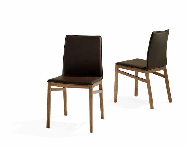 Das kantige Holzgestell bildet einen spannenden Kontrast zu der organisch geformten Sitzschale, die hochwertig gegurtet und weich gepolstert ist.