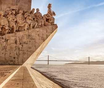 Denkmal der Entdeckungen, Heinrich der Seefahrer und Vasco da Gama, der den Seeweg nach Indien entdeckte, begründeten Portugals Ruhm als Seemacht.