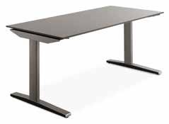 La hauteur est fixe ou réglable avec dispositif à crans à la table à 4 pieds. La table avec piétement en T est réglable à crans ressort à gaz.