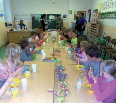 Viele Kinder fragten sich vorher Wie wird das denn werden? Ist es dort in der Nacht etwa gruselig? Somit waren alle ganz aufgeregt und fi eberten dem Ereignis entgegen. Um 17.00 Uhr ging es dann los.