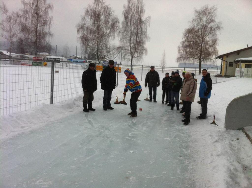 Klassen die Grundtechniken und Regeln dieser Wintersportart bei.