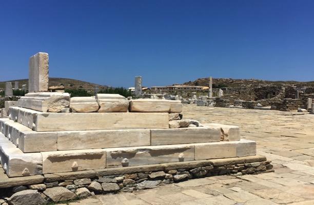 Nach der Mythologie wurde auf Delos der Gott Apollo geboren. Darum gibt es hier ein ganzes Heiligtum, das diesem Gott gewidmet ist.
