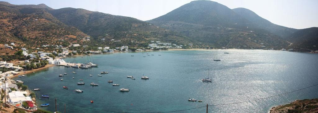 Wer Trubel mag und gerne ausgeht läuft die touristischen HotSpots Mykonos, Ios oder Santorin an. Das Segeln von Mitte Juni bis Anfang September ist vom kräftigen Meltemi bestimmt.
