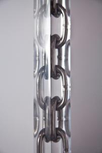Magali Reus Absolute Zero (Clear, Vertical), 2012 rostfreie Stahlkette, Polyesterharz,