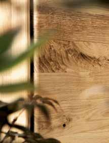 Oberflächenbürstung Schubkästen mit Soft-Stop Gedämpfte Türscharniere Elegante, wertige Metallgriffe Stimmungsvolles Parsol-Glas in den Vitrinen-Fronten Passende Couch-, Beistell- und Esstische Gerne