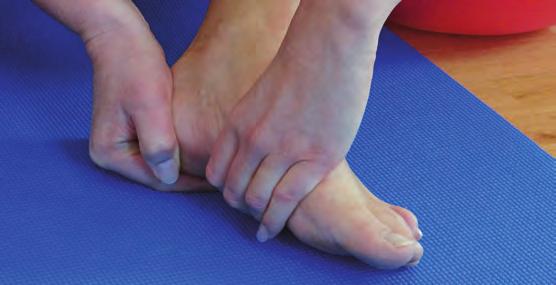 1 Übung Fußschraube Mobilisation des Fußes: Sitzen Sie auf dem Boden oder auf einem Hocker, das Knie an der Seite abgestützt.