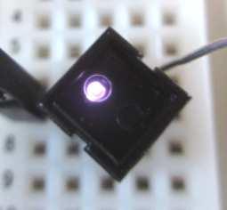 Bemerkung: Das Infrarot-Licht der sendenden Leuchtdiode ist zwar für das menschliche Auge nicht sichtbar, die meisten Handykameras und einfache Digitalkameras erkennen das Licht aber als weißes