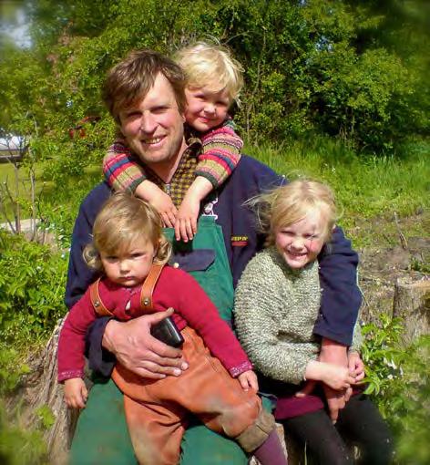 Gunnar Söth mit seinen Kindern 2008 Newsletter November 2013 Erdbeeren im Dezember? Wo kommen denn da die Erdbeeren her?