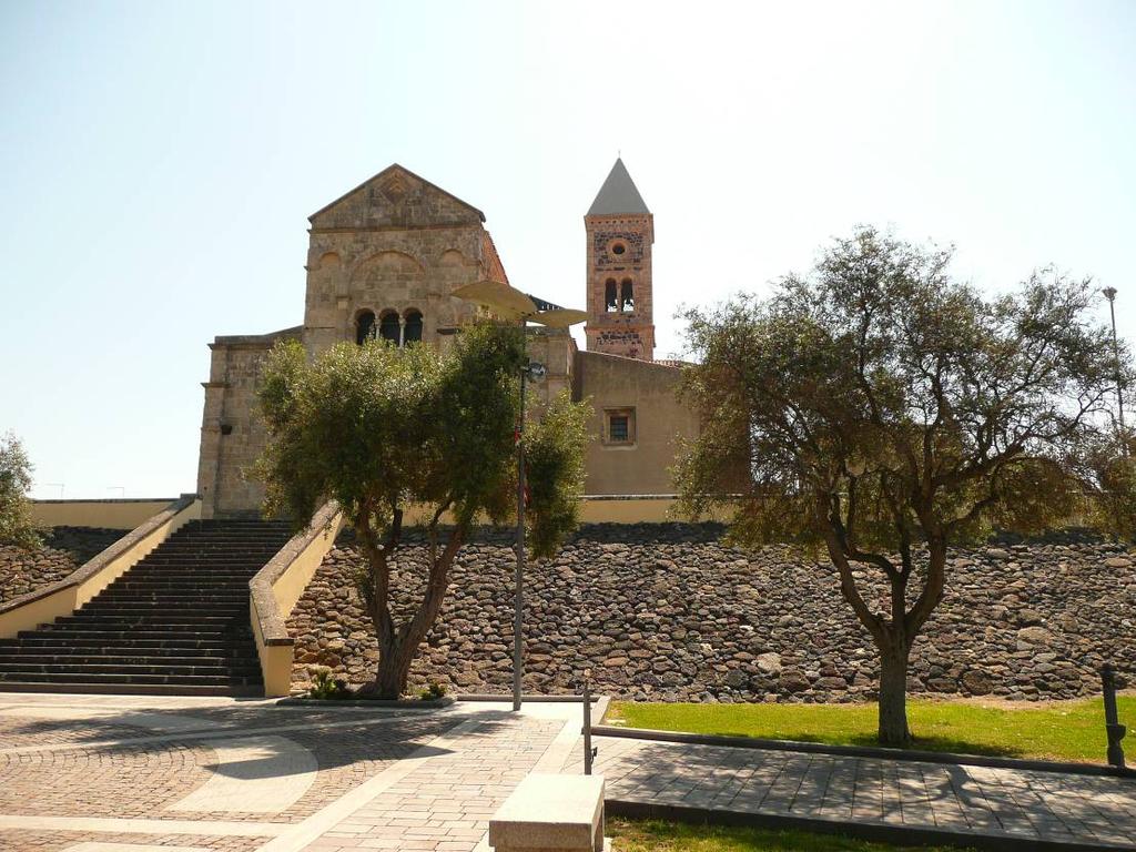 Zebrakirchen Sardiniens vorbei Santa Giusta Chiesa.