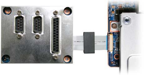 (10) Montieren Sie das Abschirmblech des COM/LPT-Adapters, wozu die sechs Sechskant- Schrauben kurz entfernt werden