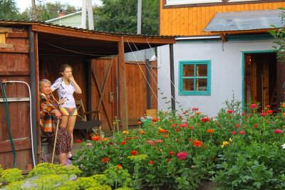 Besuch auf der Datscha von Tatjana und Ljuba, die die Sommermonate in den Gemüseanbau investieren und dabei die Seele baumeln lassen wie so