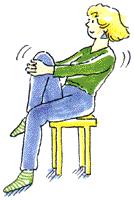 Übungen im Sitzen Übung 5 Setzen Sie sich im Reitersitz auf einen Stuhl mit einer festen Rolle zwischen den Beinen (z. B. zusammengewickeltes Handtuch oder festes, schmales Kissen).