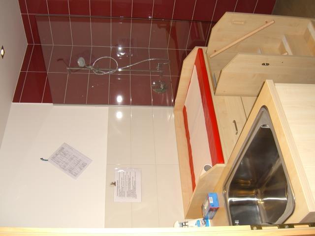 Wickelplatz Ausstattung: Im Sanitärbereich ein Wickeltisch, 90 bis 100 cm tief Mit seitlicher Absperrung von ca.