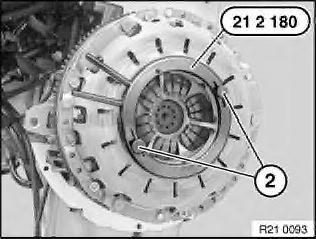 Die Rändelschraube (1) lösen und das Spezialwerkzeug 21 2 170 von der SAC-Kupplung abbauen.