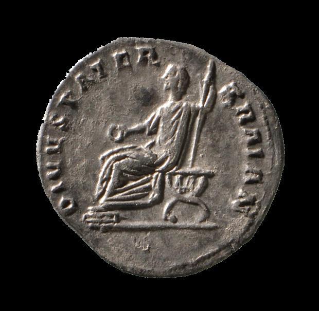 Diese Inschrift liest sich DIVVS PATER TRAIAN, was bedeutet, dass Trajan die *Emission dieser Münzen seinem verstorbenen Vater gewidmet hat, dem nach seinem Tod der Titel «Divus» («der Göttliche»)