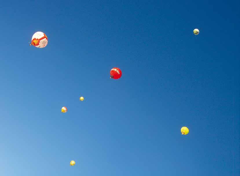 Leise steigt der Heißluftballon in die Höhe. Nur das Rauschen des Gasbrenners zerreißt ab und an die Stille.
