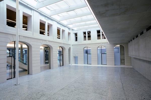 300 m2 Das Erdgeschoss ist in drei Ausstellungsräume geteilt, ein Foyer und einen
