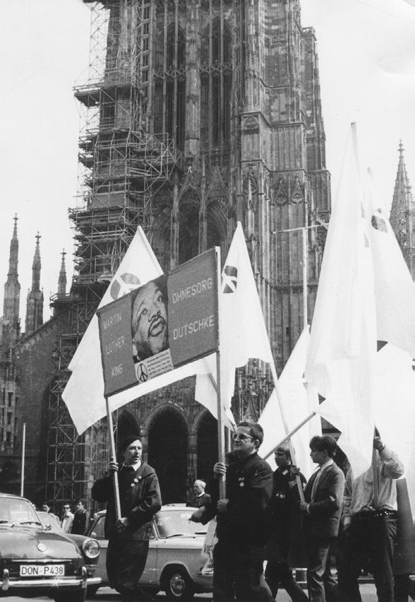 Ostermarsch in Ulm, Mitte April 1968 Seit den frühen 1960er Jahren demonstrieren Friedensaktivisten auch in Ulm gegen Wiederbewaffnung und Atomwaffen.