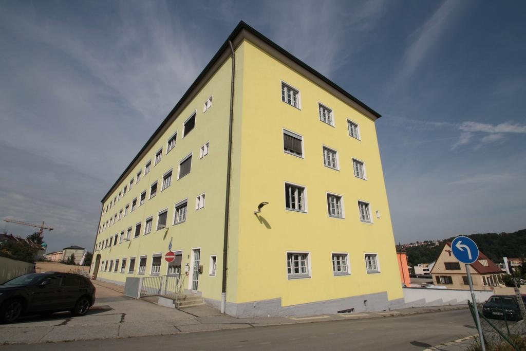 Gewerbeobjekt mit bonitätsstarken Mietern In 94032 Passau Eckdaten Grundstücksgröße: ca. 4.993 m² Gesamtfläche: ca. 8.757 m² Mieteinnahmen (IST) p.