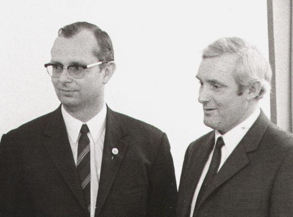Der Kugelstoßer Horst Görzig leitete die SGS-Leichtathletik (im Bild links neben Walter Knauer [ 2005]) von 1985 bis 1989.