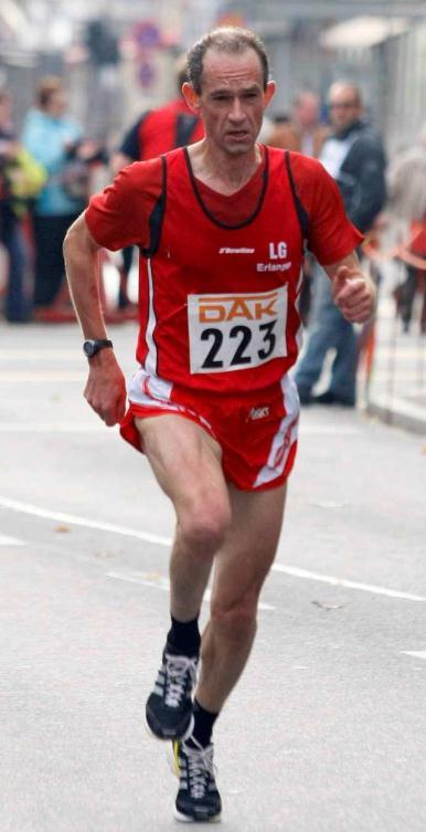 beim Ingolstädter Halbmarathon mit Erlanger Stadtrekord von 1:08:41 Std.