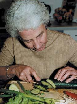 Ursachen Ernährungsgewohnheiten der Mangelernährung Zu wenig Obst und Gemüse Die Ernährung alter Menschen ist oft einseitig.