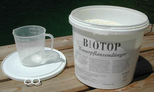 UTENSILIEN FÜR DIE PFLEGE WASSERPFLANZENDÜNGER Der Biotop Wasserpflanzendünger ist ein spezieller Volldünger für Wasserpflanzen.
