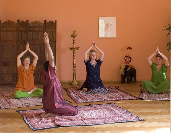 In den Yogastunden erschließen Sie sich Ihre inneren Kraftquellen mit wohltuenden Übungen in dem angenehmen Yogaraum.