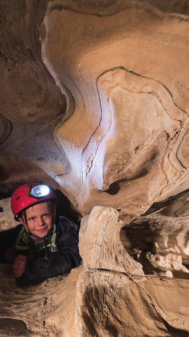Spannagelhöhle SPANNAGEL CAVE Die größte Felshöhle der Zentralalpen ist das ganze Jahr über wetterunabhängig geöffnet und im Rahmen einer geführten Tour erkundbar.