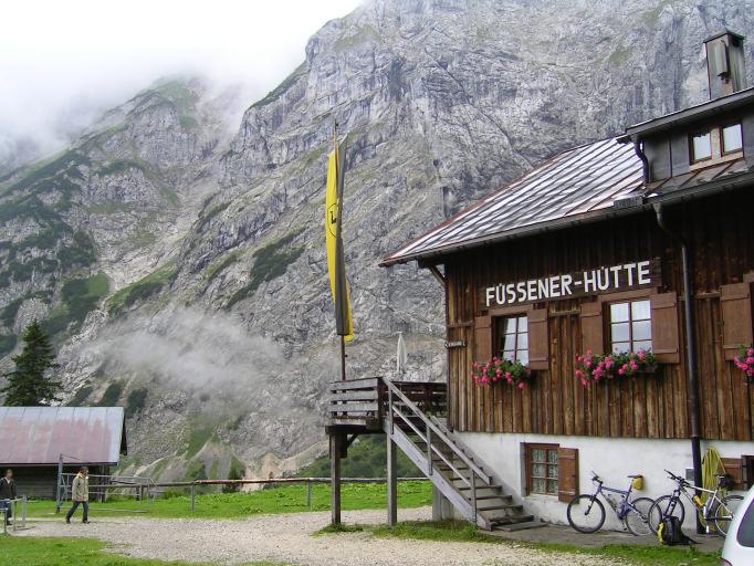 Wir fahren weiter bis zur Bärenfalle und stehen dann vor der Entscheidung - Bei dem Wetter übers Füssener Jöchel oder als Alternative über Vils nach Pfronten und dann durch das Engetal nach Tannheim