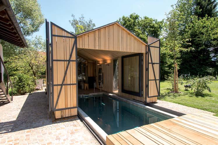 Die Gartenhütte ist doppelt geschützt: Eine schwere Flügeltür aus Holz mit massiven Eisenbeschlägen und eine gläserne Terrassentür riegeln die Hütte hermetisch ab.