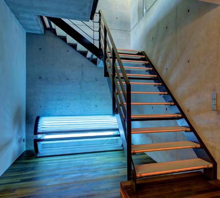 INSPIRATION* Eine schlichte Treppe führt im zweistöckigen Badehaus in die geradlinige, aber edel eingerichtete Saunalandschaft, in der ein Solarium nicht fehlen darf.