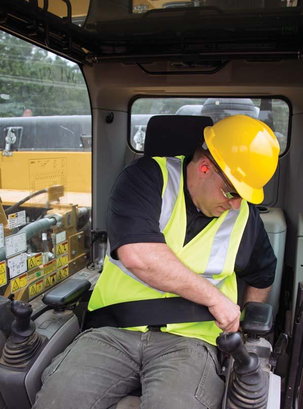 Sichere Arbeitsumgebung Funktionen für Ihren täglichen Schutz Sichere und ruhige Fahrerkabine Die ROPS-Fahrerkabine (Rollover Protective Structure, Überrollschutz) bietet eine sichere Arbeitsumgebung.