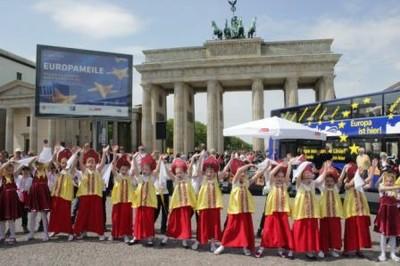 Die Schülerinnen und Schüler der Grundschule am Brandenburger Tor (Europaschule) bezauberten die Gäste mit ihrem Tanz. Die Deutsche Gesellschaft e.v.