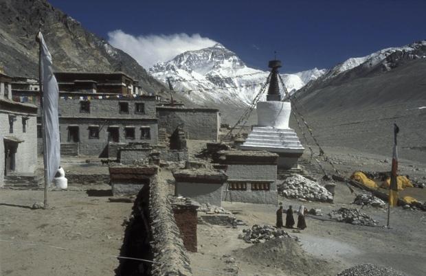 EVEREST Nordanstieg von Tibet Jährlich Expeditionen von Tibet/China I. Einleitung: Mit 8850m ist der Everest knapp 250m höher als jeder andere Berg auf der Welt.