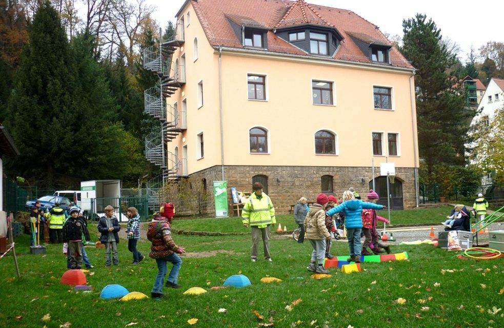 Bild 11: Die Verkehrsschau in der er Kindertagesstätte Elbkinderland am 11.11.2013 hat allen viel Spaß gemacht: Gefragt war Wissen, Geschicklichkeit und Balance mit Roller und Kleinfahrrad.