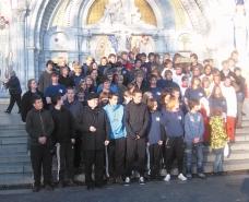 Ich denke im Nachhinein über Lourdes, dass es eine Reise wert ist, und dass das Beten und die vielen Kirchenbesuche nicht langweilig wurden.
