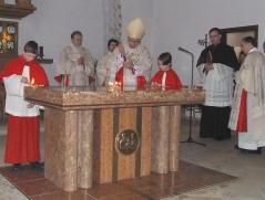eine Altarweihe feiern zu können. Nach Anregung von Weihbischof Grote bei der letzten Visitationsreise sollte der Blecher Altar umgebaut werden.
