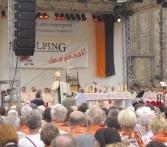 Messe, zelebriert von Erzbischof Hans-Josef Becker auf dem Domplatz. Doch zuvor war der Einzug der Kolpingbanner, welche den Domplatz und die mehr als 4000 Teilnehmer einrahmten.