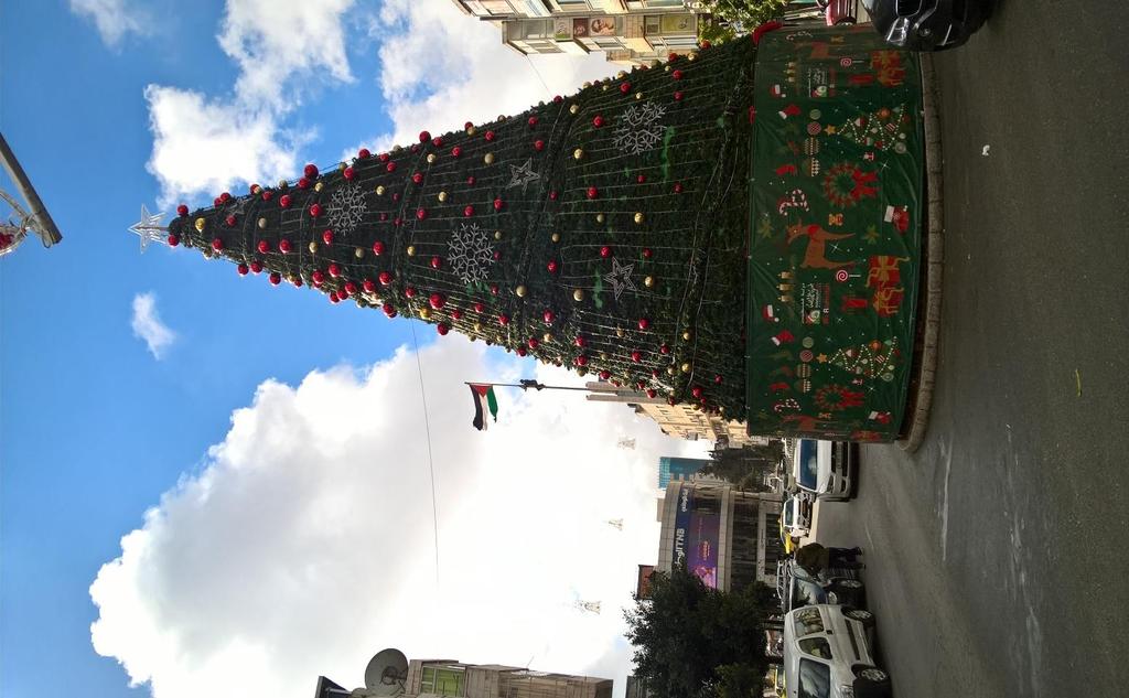 Weihnachtsbaum im Zentrum Ramallahs Mitte Januar.