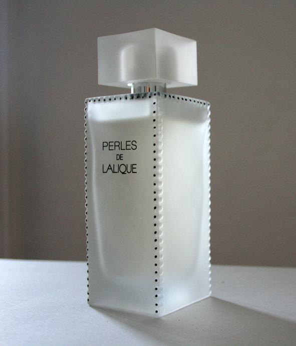 Verführerische Perlenkette Abstract Anhand der Analyse des Parfüms Perles de Lalique soll im Folgenden die Wichtigkeit der visuellen und haptischen Mitteilungen eines Parfümbehälters in Bezug auf den