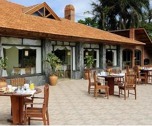 Restaurant, Internetraum und eine Panorama-Dachterrasse mit Pool.