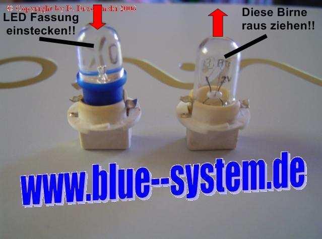 Bei den 2 großen Fassungen müssen Sie nur auf PLUS und MINUS achten. Ziehen Sie aus der originalen Fassung die Glassockelbirne heraus, um dann in diese die LED einzustecken.