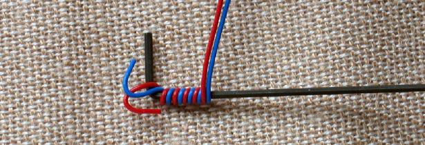der Drahtspirale - Lötkolben (klein) mit entsprechendem Zubehör - Schrumpfschlauch oder Isolierband ist von Vorteil - Eventuell 2-3 kleine Kabelbinder zum fixieren des Drahtes Was ist zu tun?
