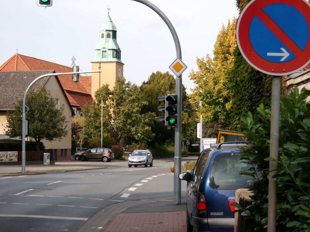 Als Fahrradfahrer darf man nicht auf der Straße weiterfahren, man muss an der Ampel Ronnenberger-Straße absteigen, das