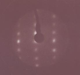 Abbildung 25: Das Beugungsbild eines VO 2 (110)/TiO 2 (110)-Films, aufgenommen mit einer Elektronenenergie von 103 ev.